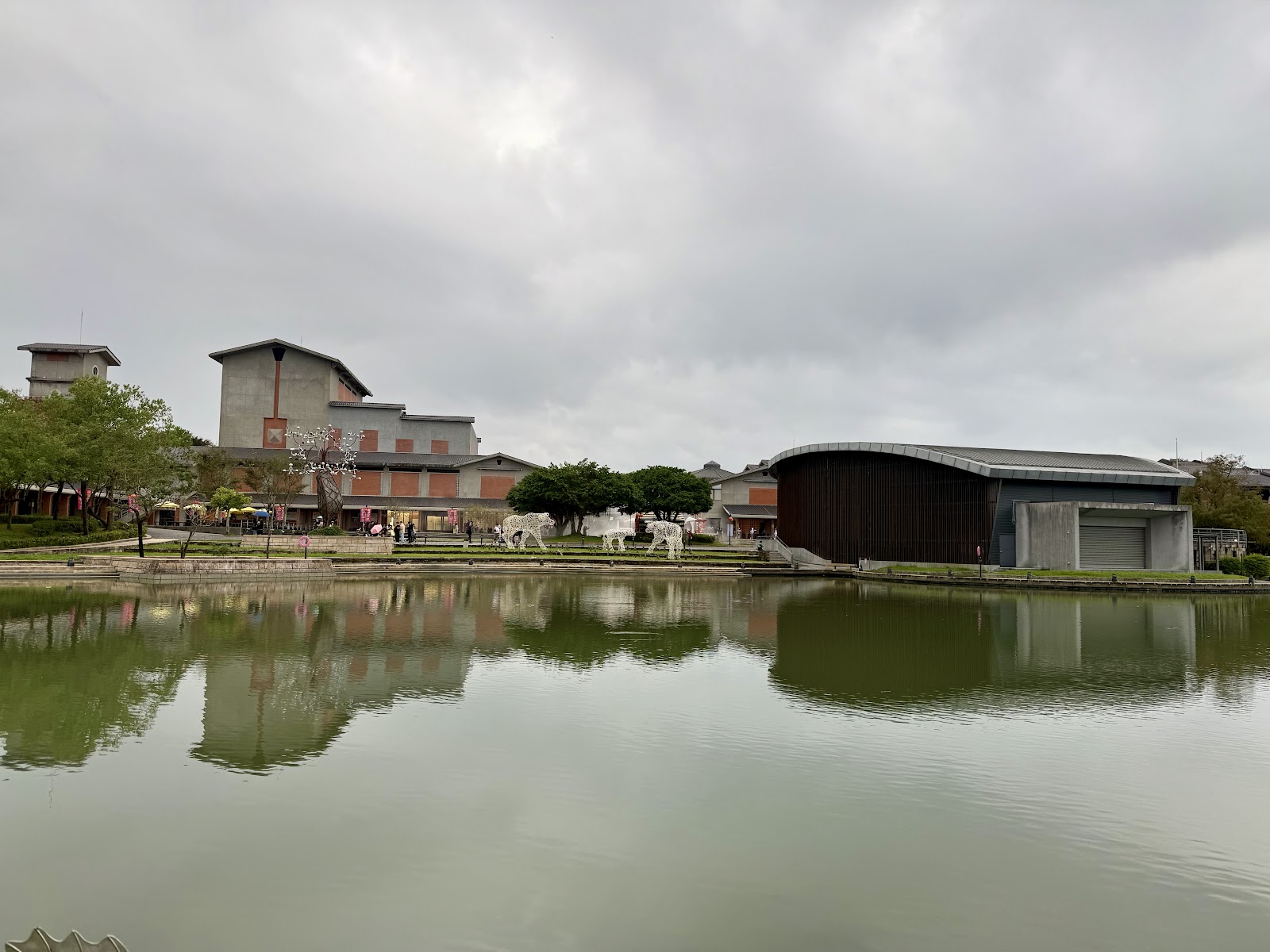 宜蘭傳藝園區湖景池塘白馬裝置藝術倒影