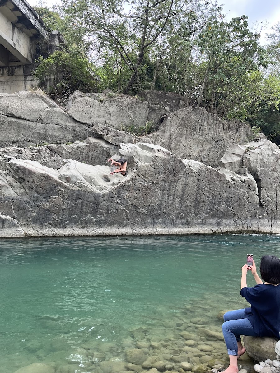茶山部落山中清澈翠綠溪流岩石橋樑秘境
