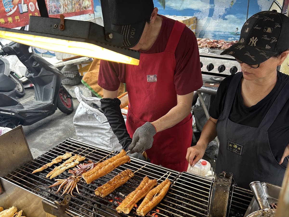 布袋港邊現烤海鮮攤，師傅正在炭烤透抽魷魚