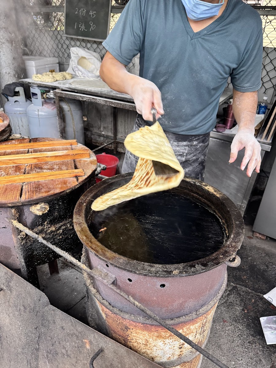 宜蘭無名蔥油餅師傅翻起金黃蔥油餅