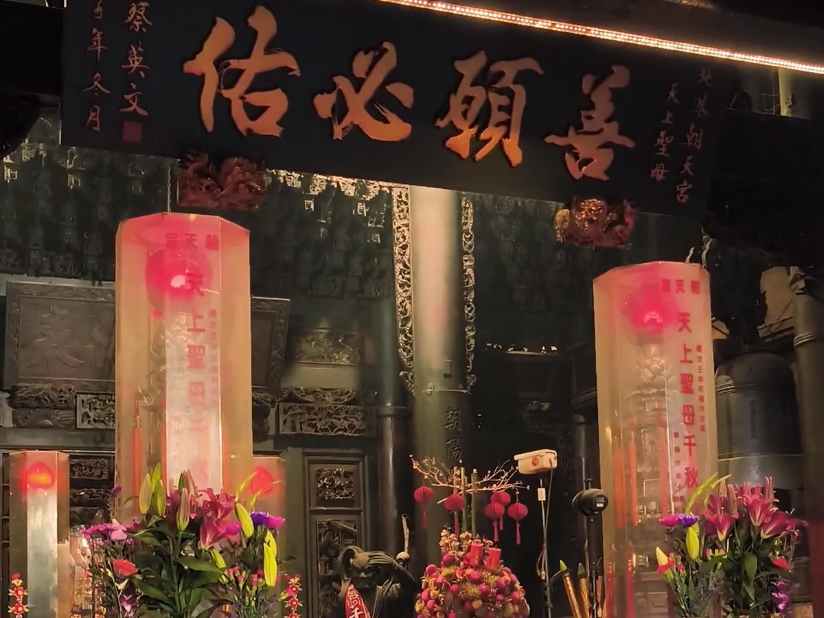 北港朝天宮廟內神明神桌善顯必佑匾額宗教文化