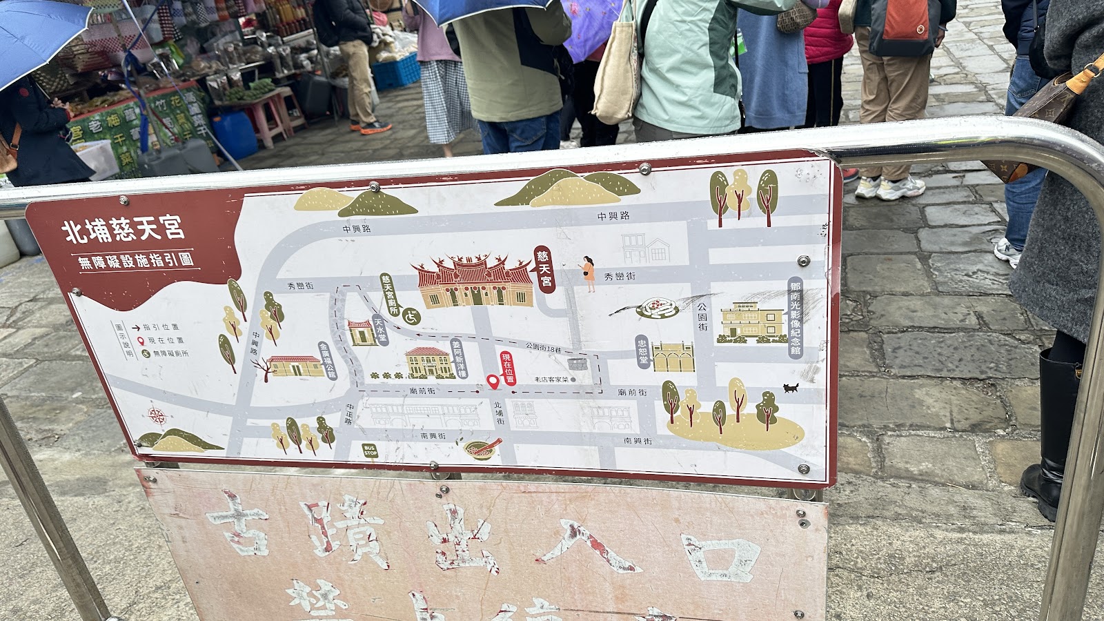 北埔慈天宮廟內神像與供桌