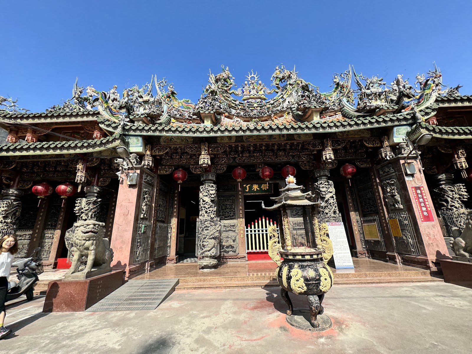 鳳邑城隍廟正面全景,剪黏屋頂,獅子石雕與香爐