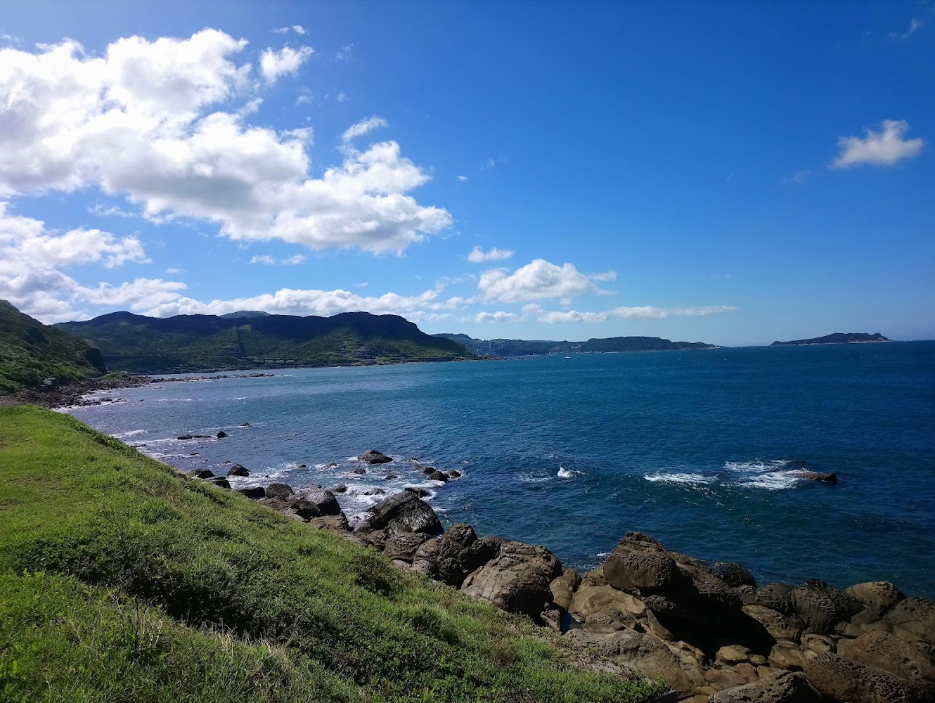 外木山海岸草地與遠山海景