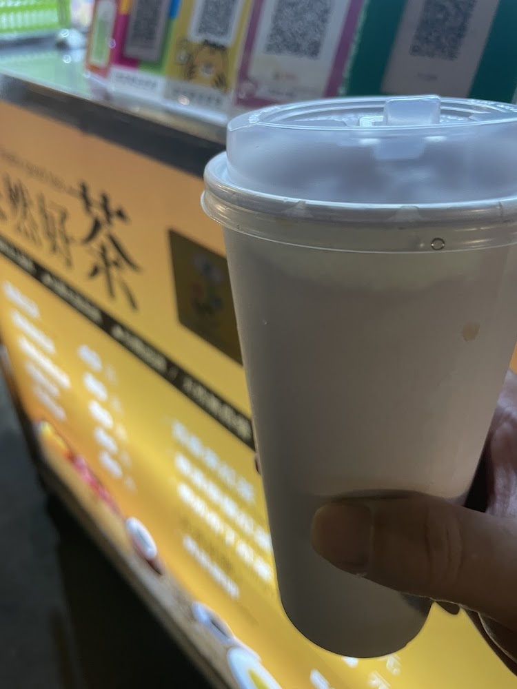 浪人紅茶手拿飲料與菜單