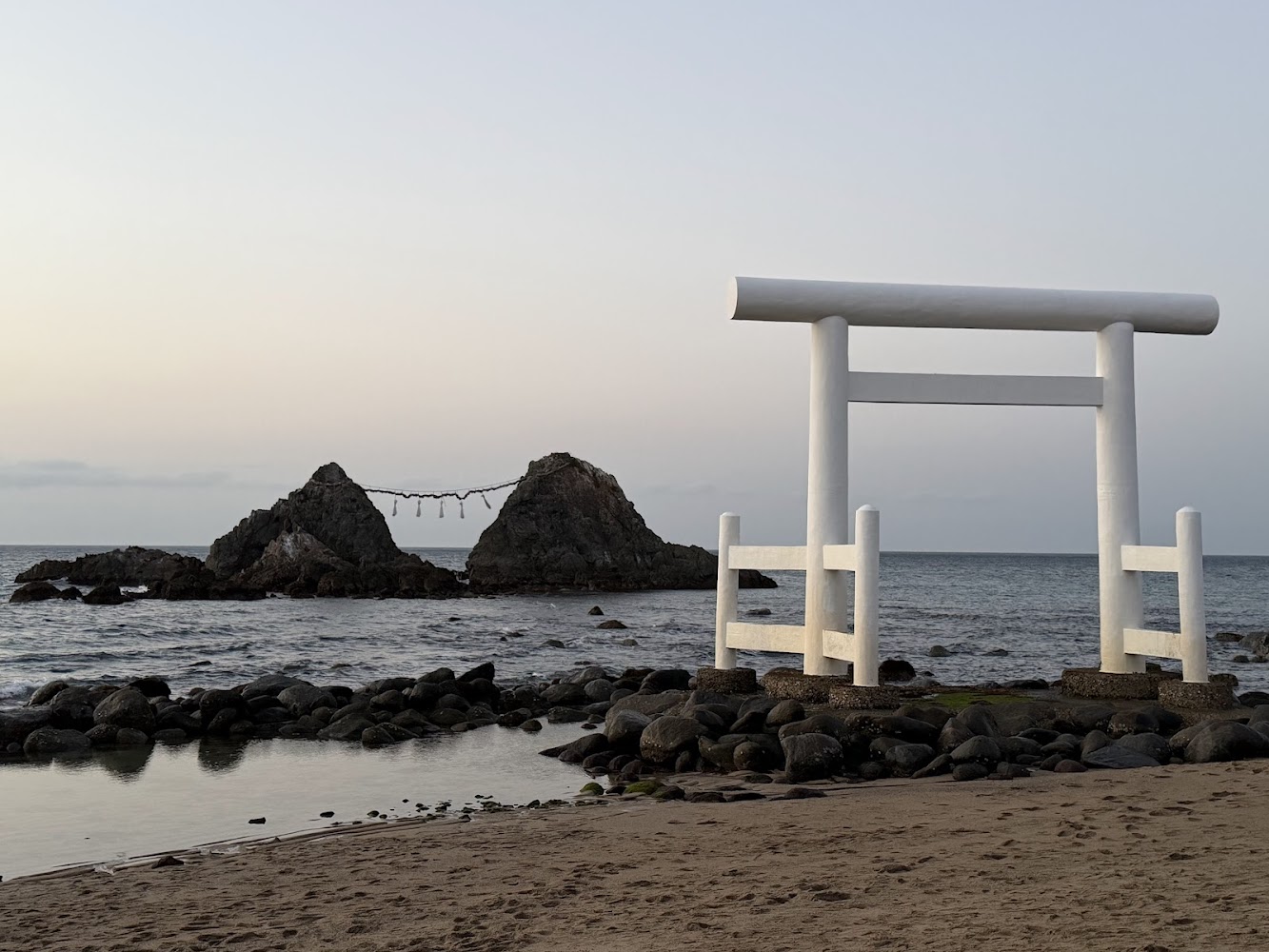 海邊白色鳥居與夫婦岩景色
