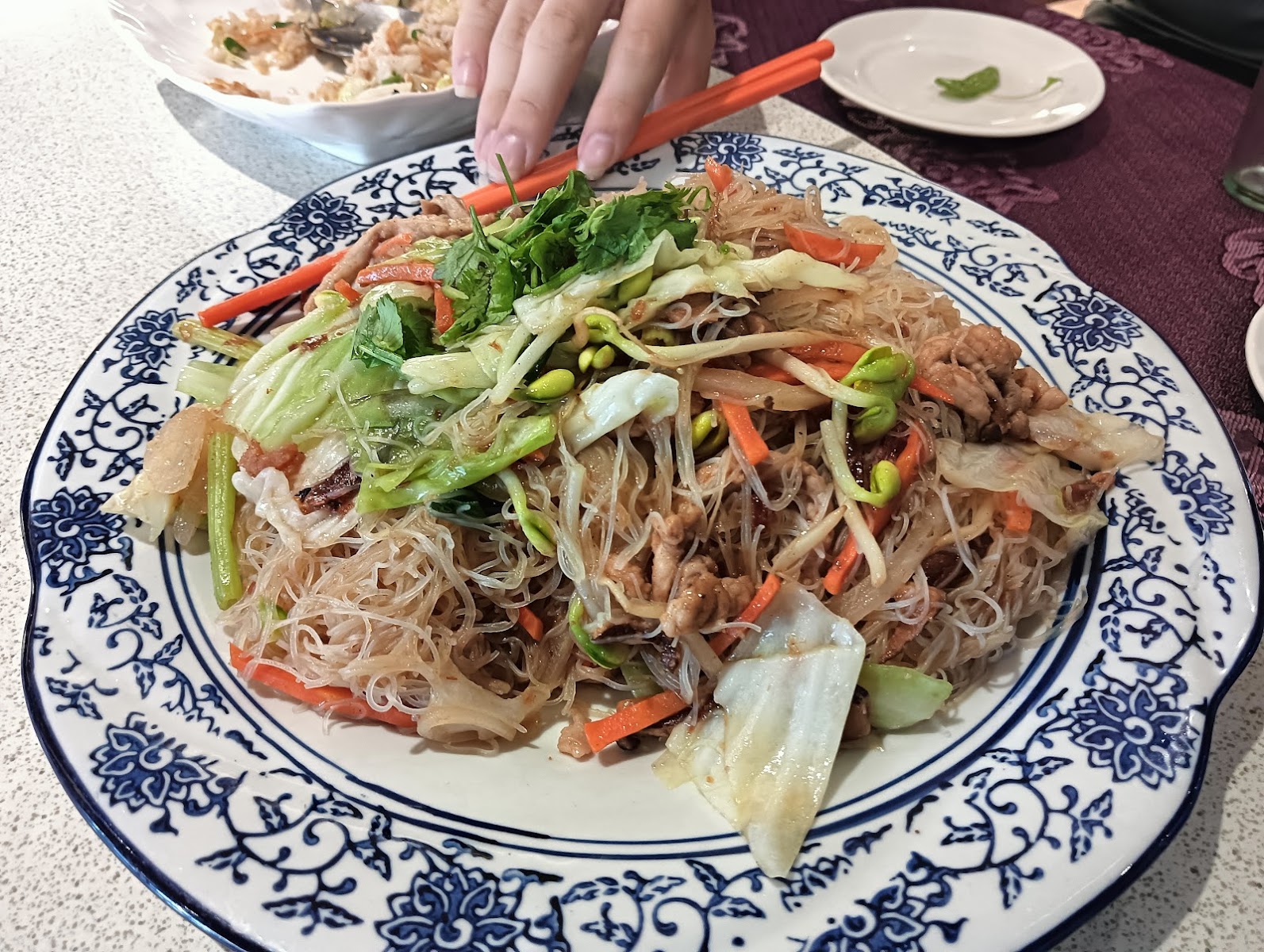 悅禾小館炒米粉，豆芽高麗菜胡蘿蔔青花瓷盤新竹合菜主食