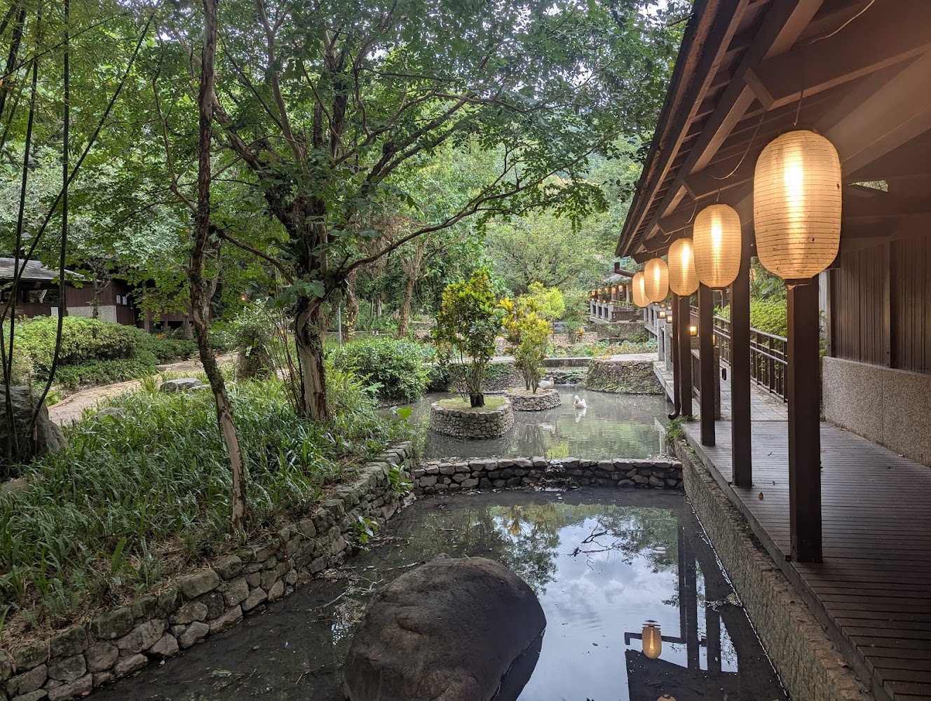 流水石橋與木造走廊的日式庭園