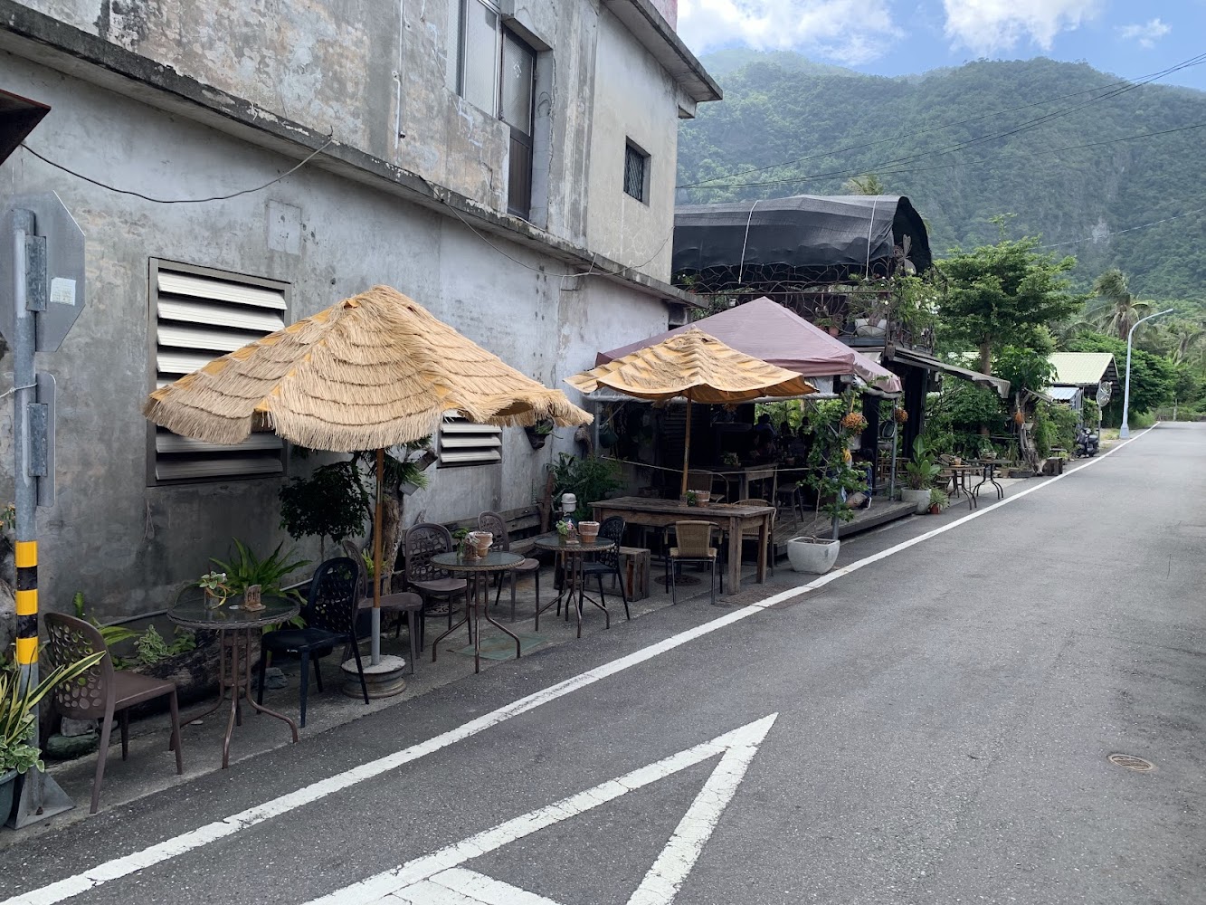 有露天座位與草蓆陽傘的小店環境