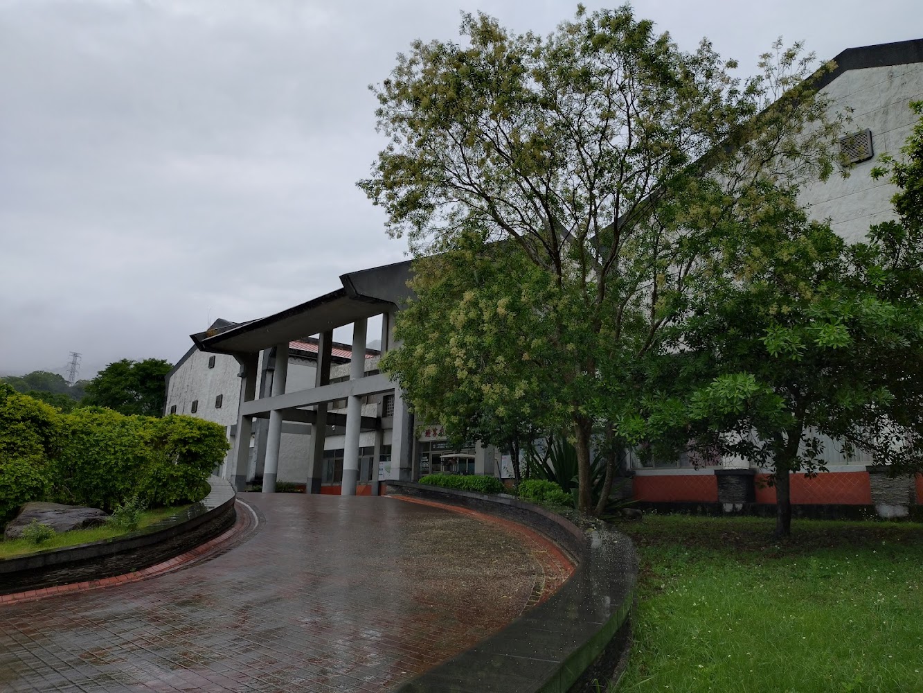 白色現代建築與紅磚道路環境