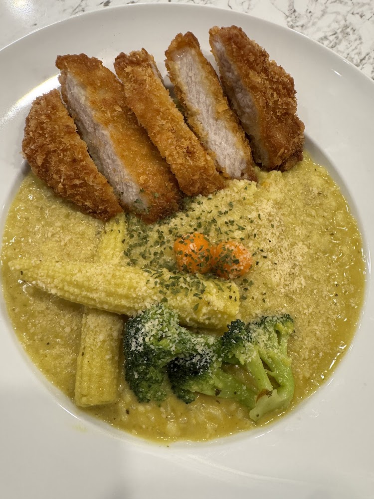 日式炸豬排配奶油燉飯，搭配蔬菜配色豐富
