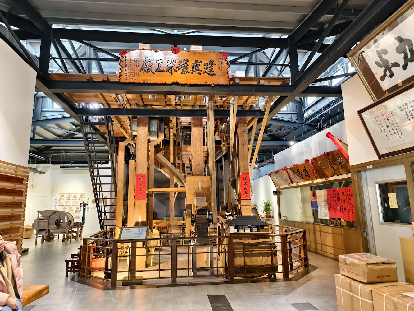 大型木製古早米廠機械位於室內展覽空間
