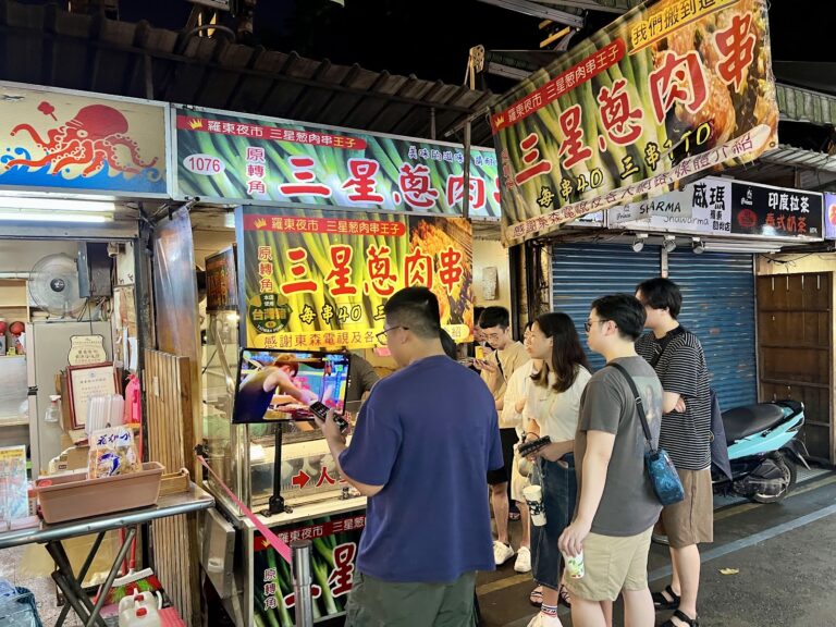 羅東夜市夜間熱鬧攤位景象，人潮絡繹不絕