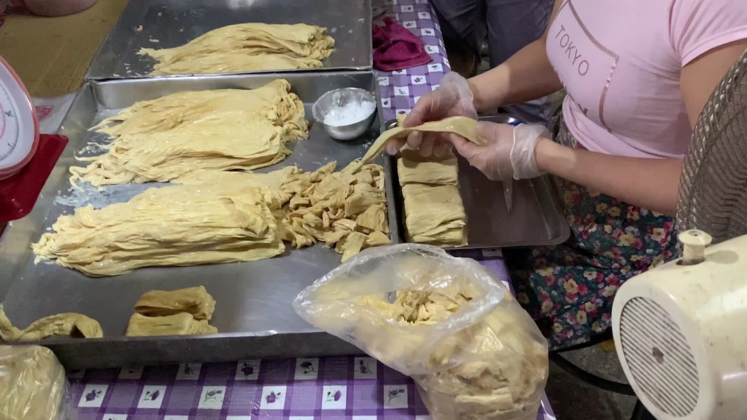 大池豆皮店處理豆皮的工作畫面