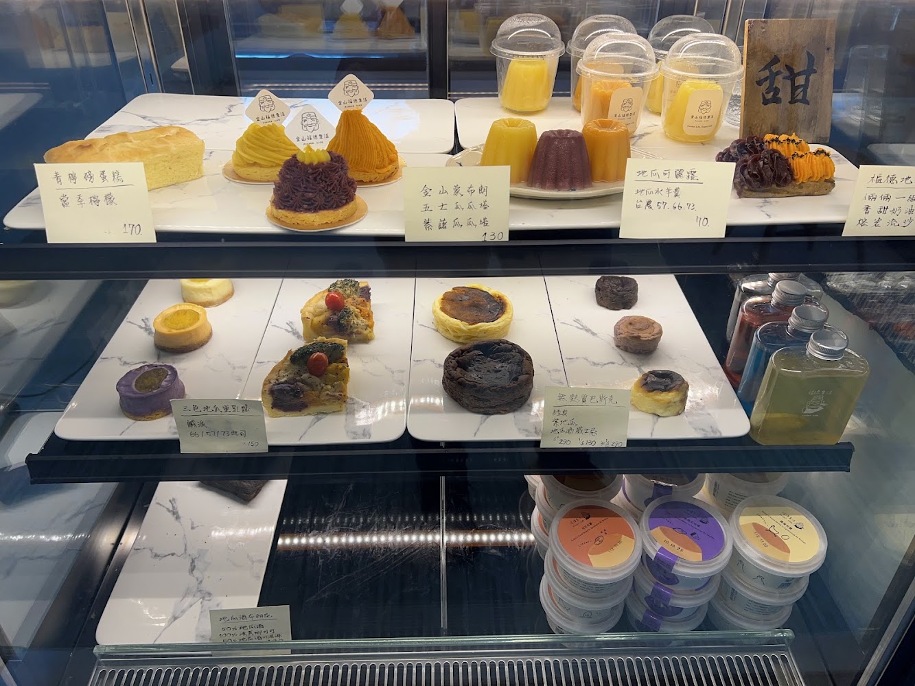 甜點櫥窗展示多款蛋糕布丁塔類