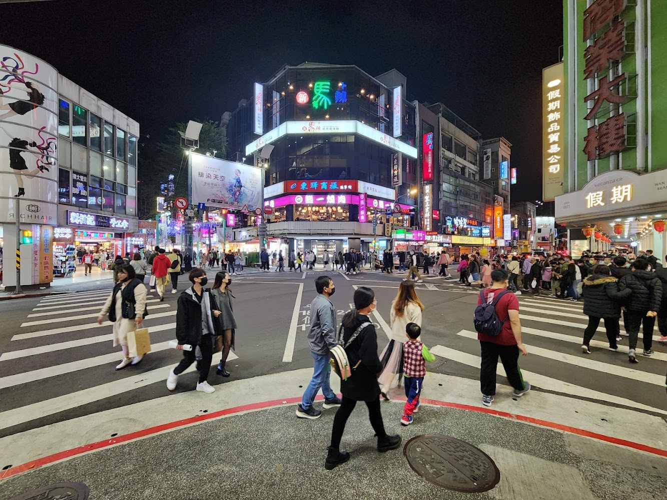 熱鬧的西門町夜晚街頭與斑馬線人潮