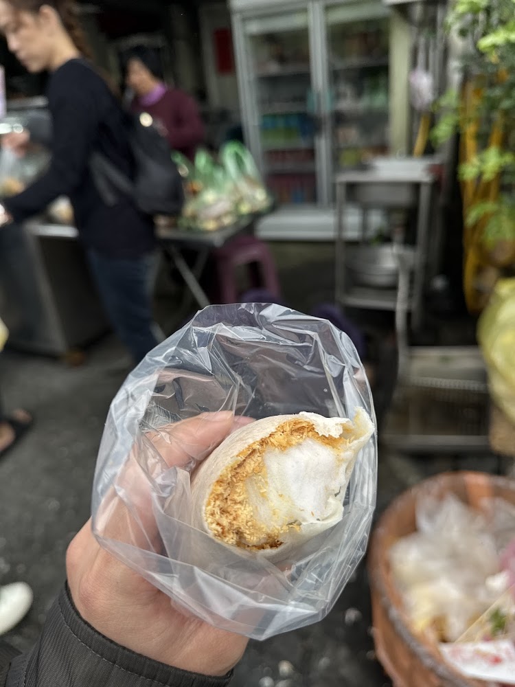 手拿著塑膠袋包裝的潤餅