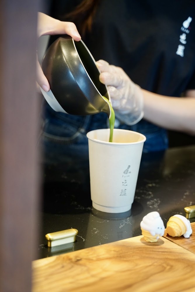 之藍じらん 抹茶販売店店員正在倒入抹茶飲品