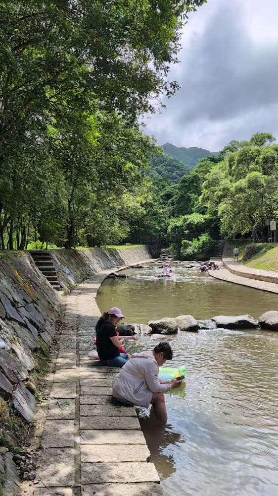 磺溪頭清水園區親子戲水畫面