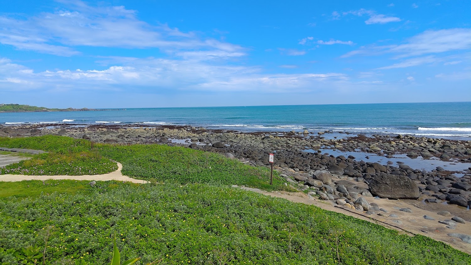 礫石海岸與藍天大海景色