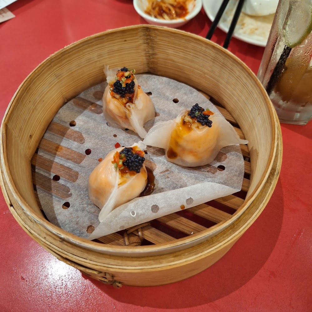 蒸餃與魚子點綴