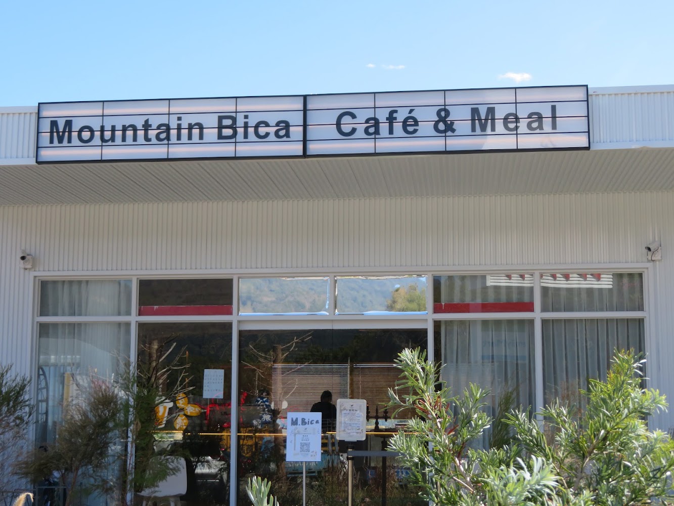 Mountain Bica Café & Meal外觀，招牌醒目，周圍有綠色植物裝飾