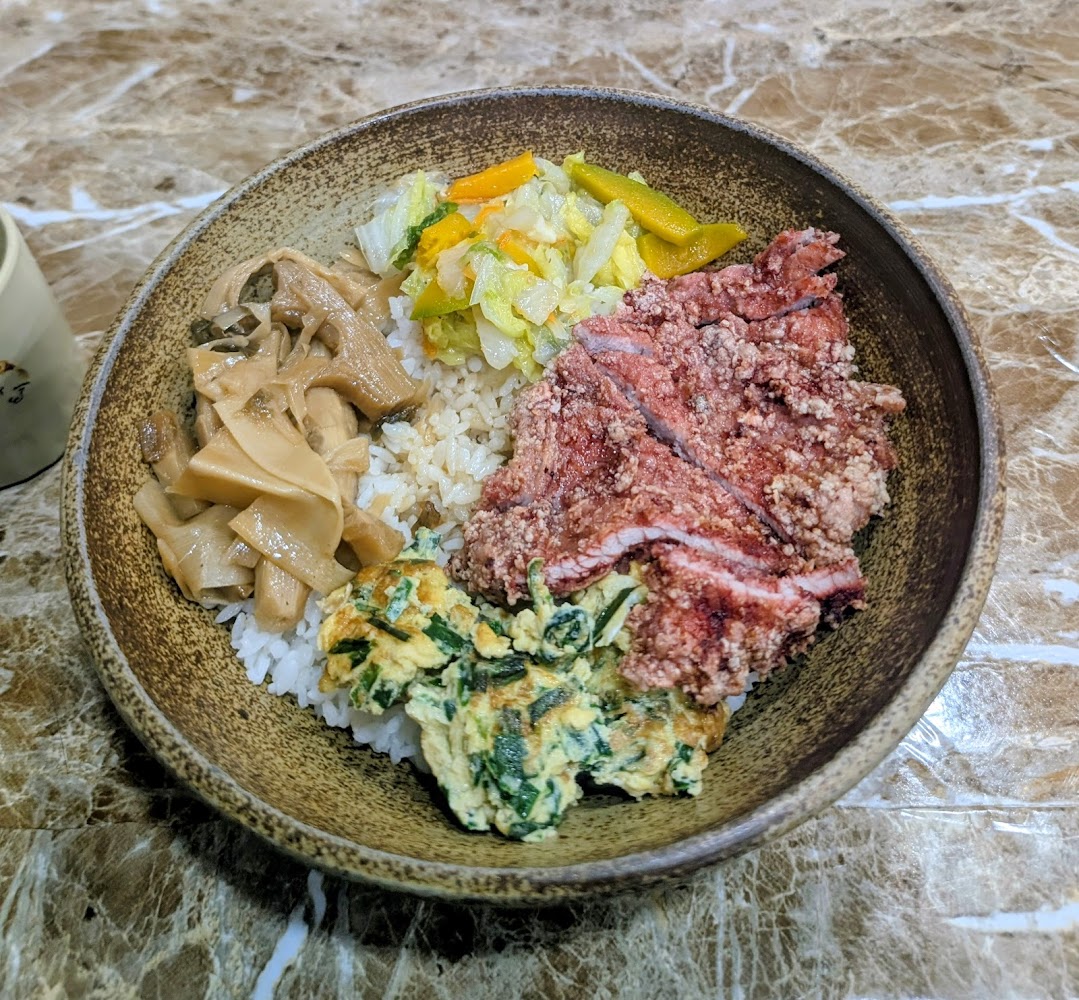 台式便當裡有白飯炸排骨炒蛋筍絲與高麗菜