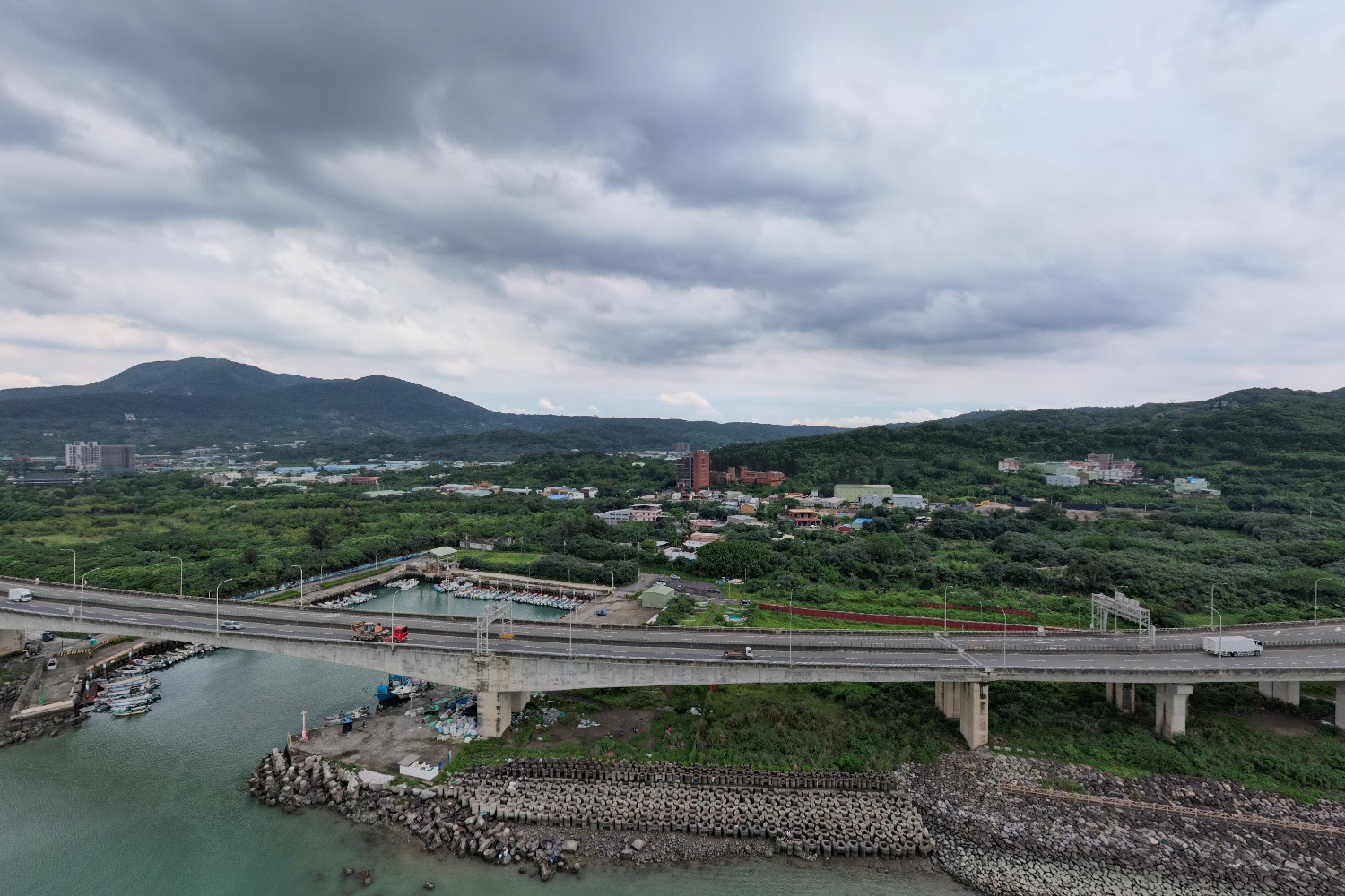 下罟子一帶高架橋跨越港口與周邊綠地景觀