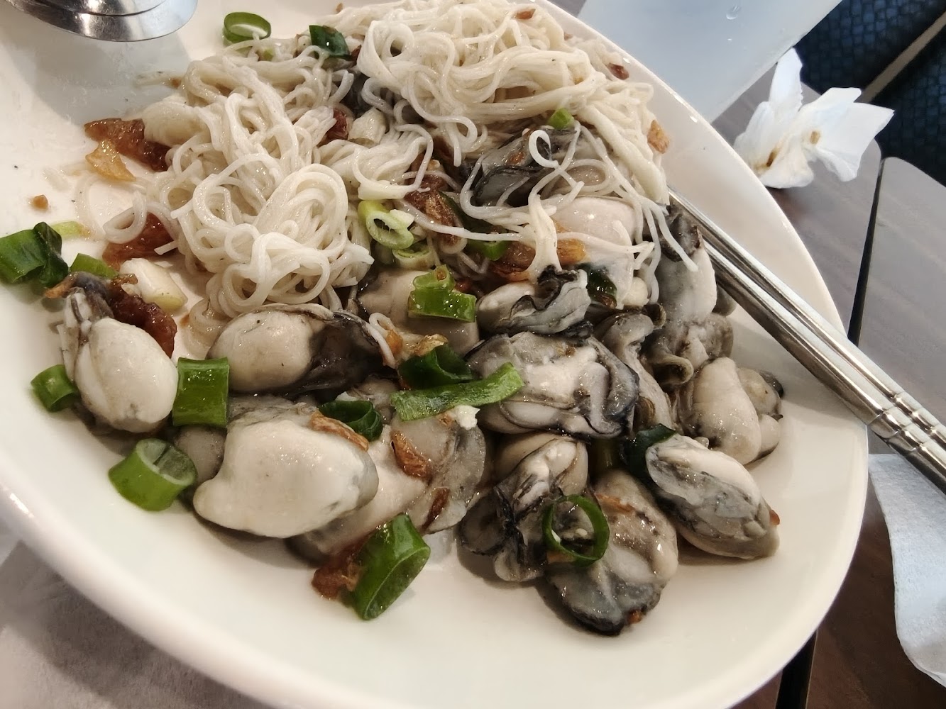 蚵仔米粉加入蔥花與蒜酥