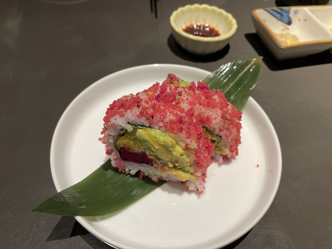 植橪和食粉紅魚卵風格壽司卷