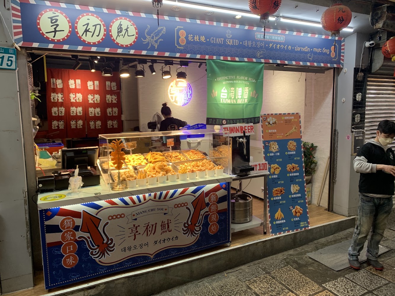 享初魷花枝燒攤位與排隊人潮