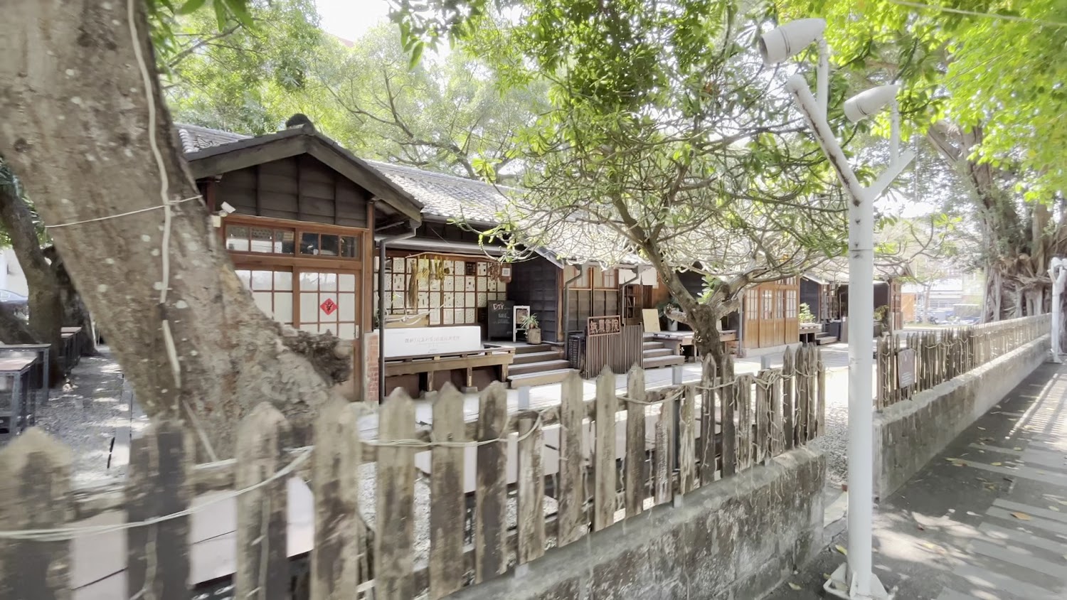 一排日式建築與庭院空間
