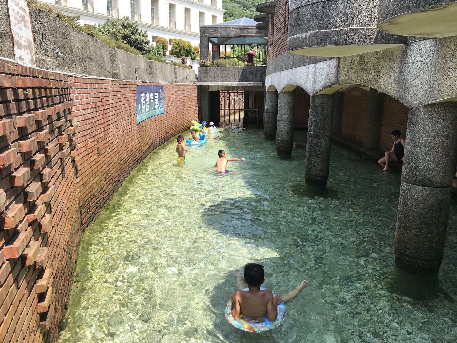 蘇澳冷泉公園戶外大眾冷泉池，小孩在清澈透明冷泉水中嬉戲