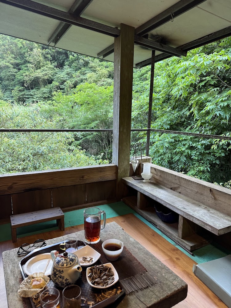 山林中的木質陽台擺有茶壺茶杯與點心