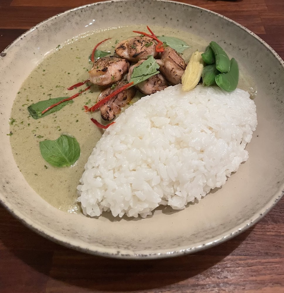 泰式綠咖哩雞飯有白飯烤雞肉綠咖哩與甜椒九層塔