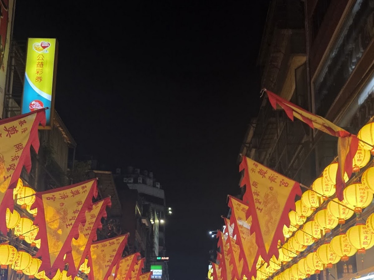 基隆廟口夜市熱鬧攤販場景