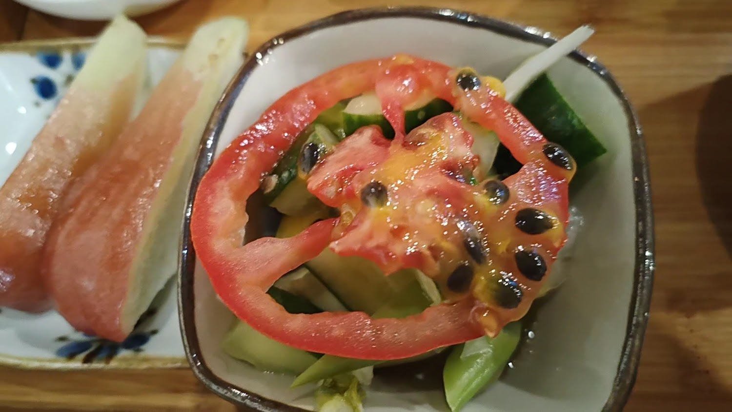 意滿漁沙拉與水果配菜