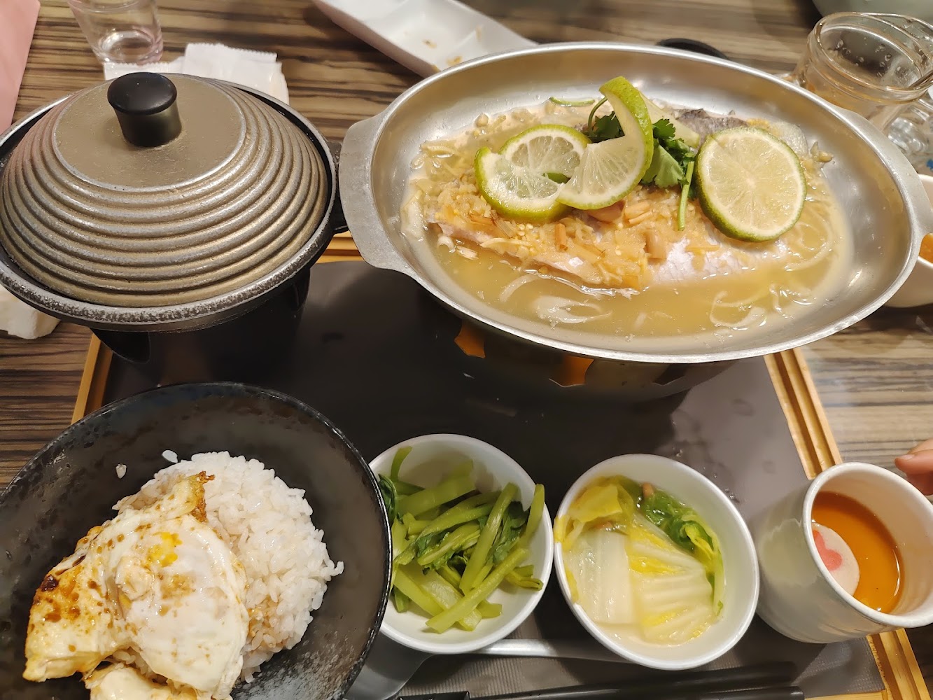 中式套餐，包括檸檬蒸魚、白飯配煎蛋、小菜、湯品和茶碗蒸