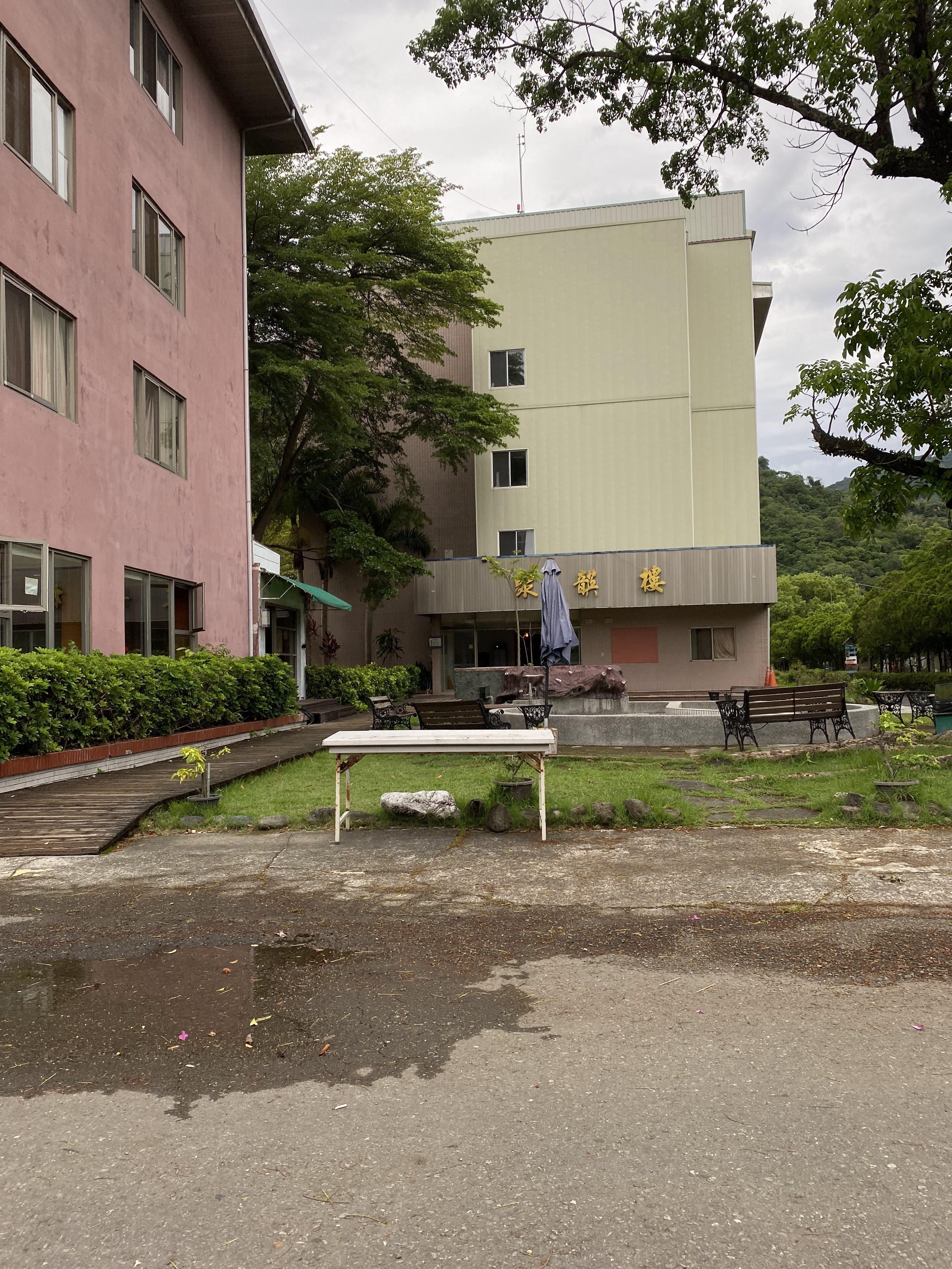 周邊樓房與綠地木棧道