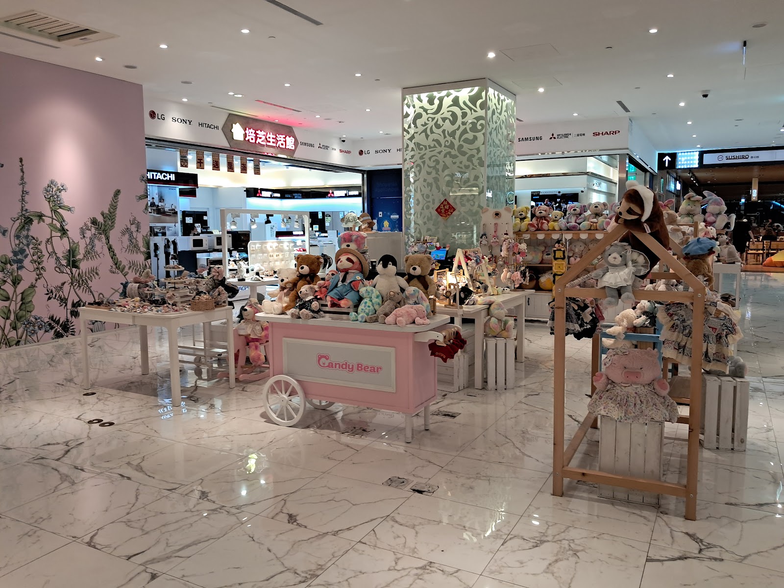 微風南山室內購物區Candy Bear娃娃展示，信義區購物推薦