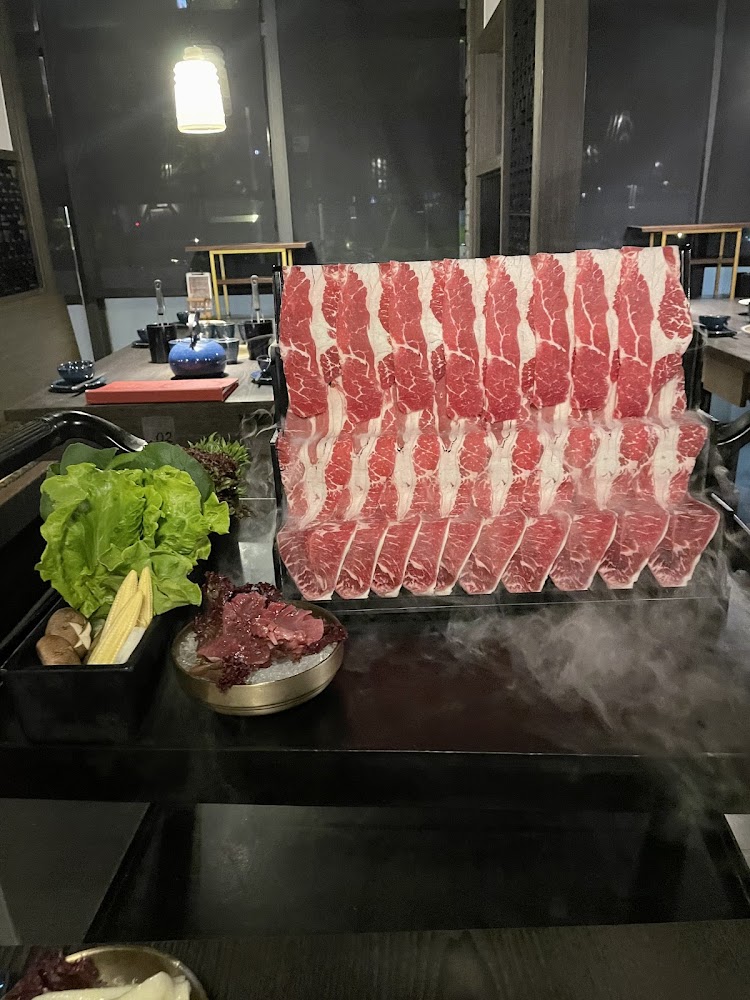豐盛火鍋肉盤與蔬菜盤