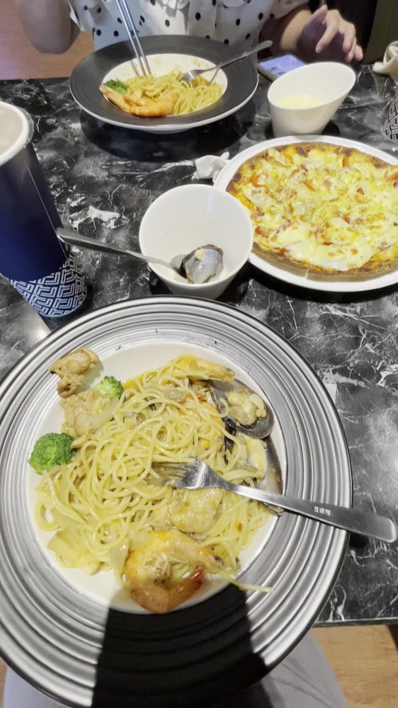 樓梯Louti多樣餐點上桌畫面