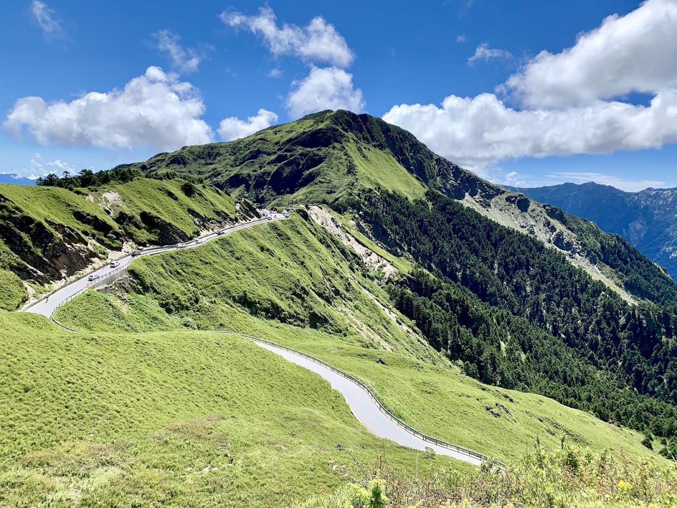 蜿蜒山路穿越合歡山主峰步道山坡
