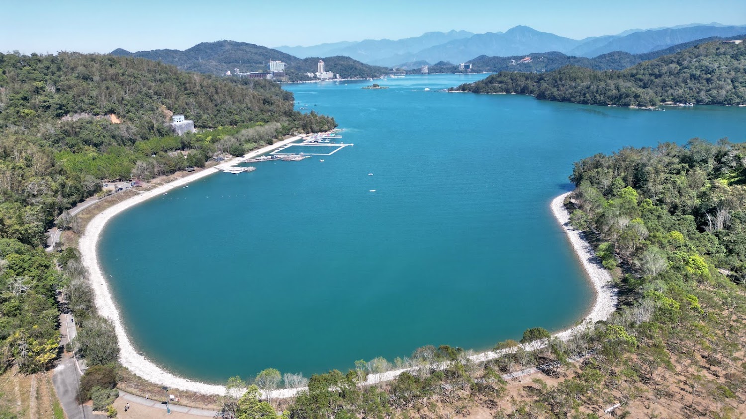月牙灣空拍湖景與山林