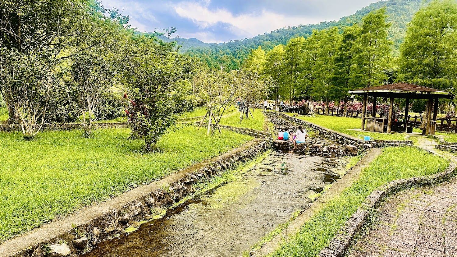 下坑子口溪親水遊憩區親子戲水與涼亭景觀