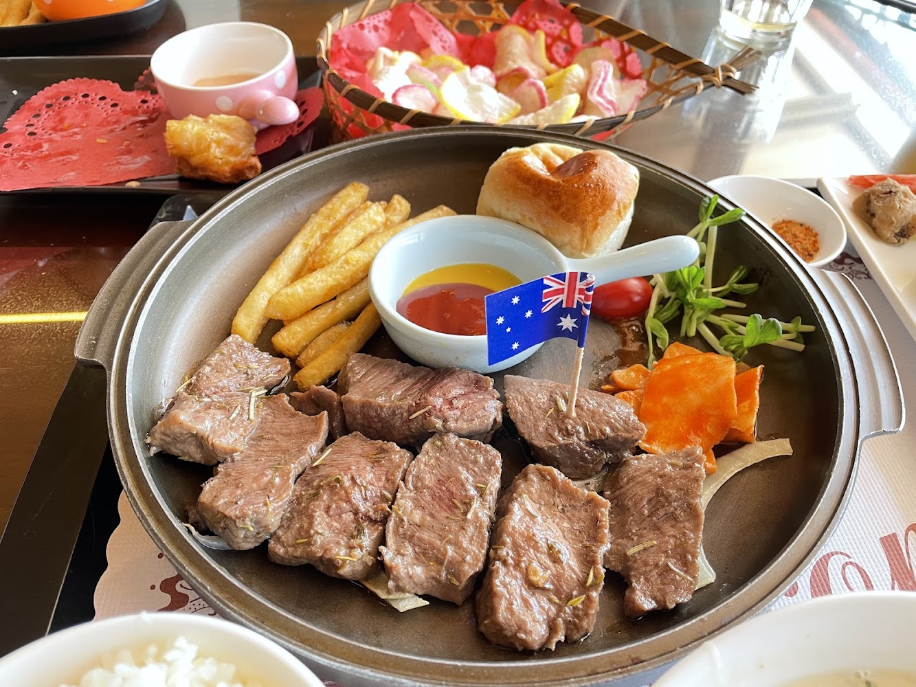 峇六景觀餐廳的澳洲牛肉套餐搭配白飯與炸物配菜