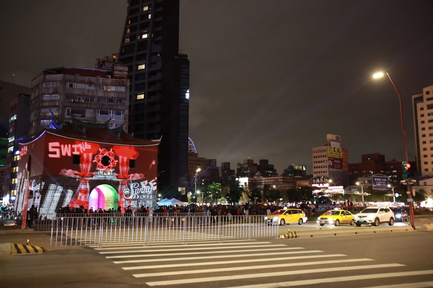 台北紅樓夜晚燈光投影與大量人潮