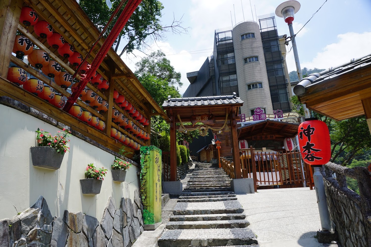 谷關日式神社風格建築與石階