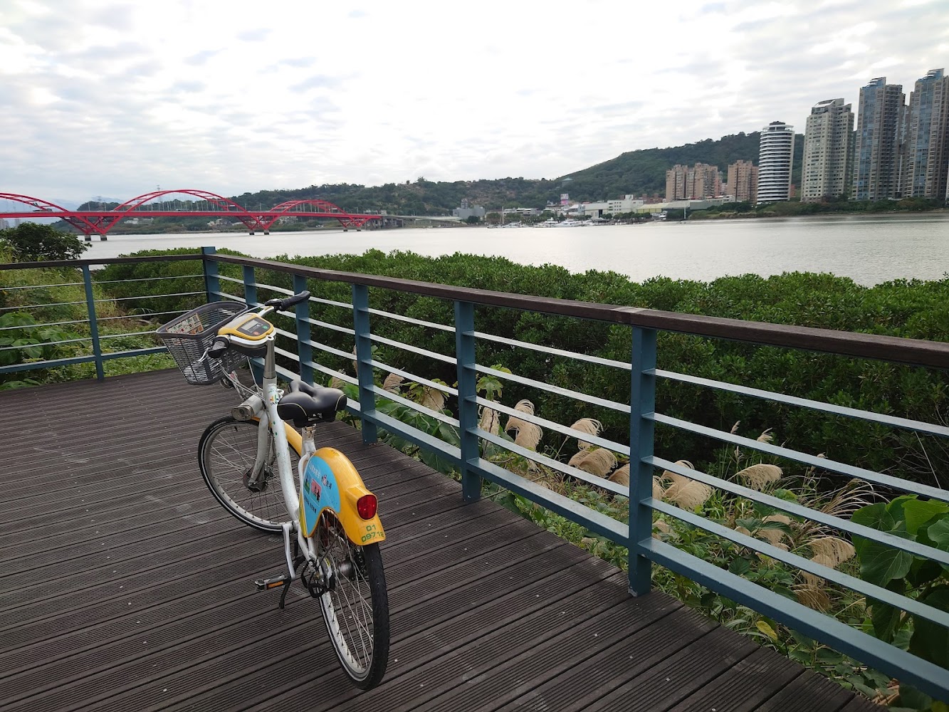 河岸木棧道與自行車及紅橋景觀