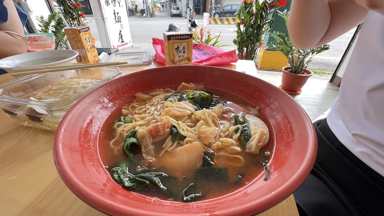 來伊ㄚ麵の屋紅碗湯麵